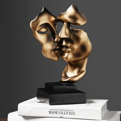 “Golden Kiss” Sculpture – Romantic Resin Couple Statue for Elegant Decor