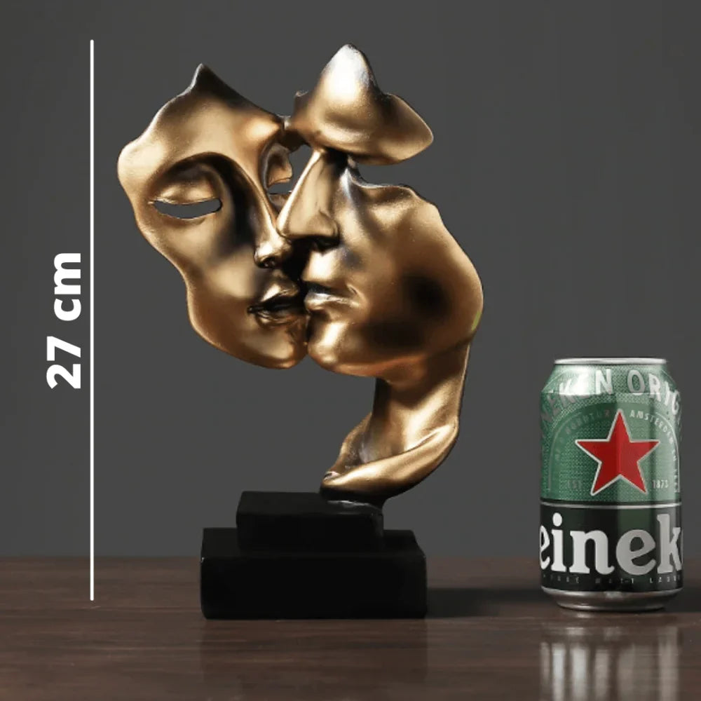 “Golden Kiss” Sculpture – Romantic Resin Couple Statue for Elegant Decor