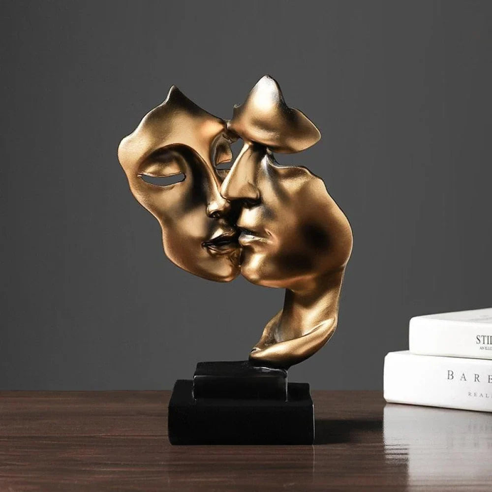 “Golden Kiss” Sculpture – Romantic Resin Couple Statue for Elegant Decor