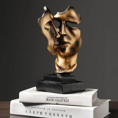 “Golden Kiss” Sculpture – Romantic Resin Couple Statue for Elegant Decor