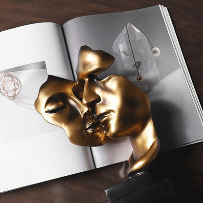 “Golden Kiss” Sculpture – Romantic Resin Couple Statue for Elegant Decor