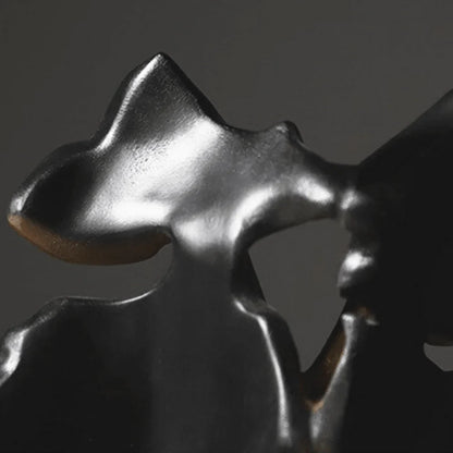 “Golden Kiss” Sculpture – Romantic Resin Couple Statue for Elegant Decor