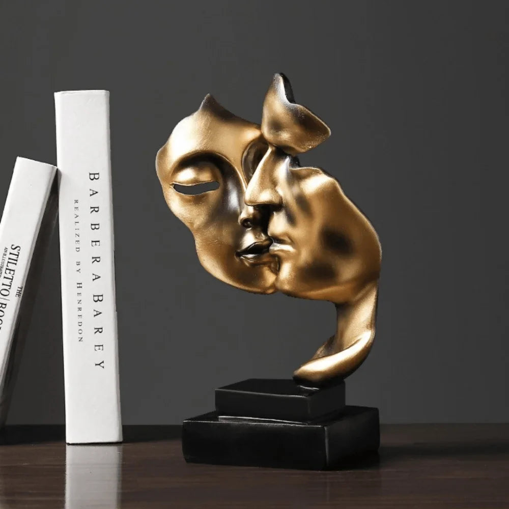 “Golden Kiss” Sculpture – Romantic Resin Couple Statue for Elegant Decor